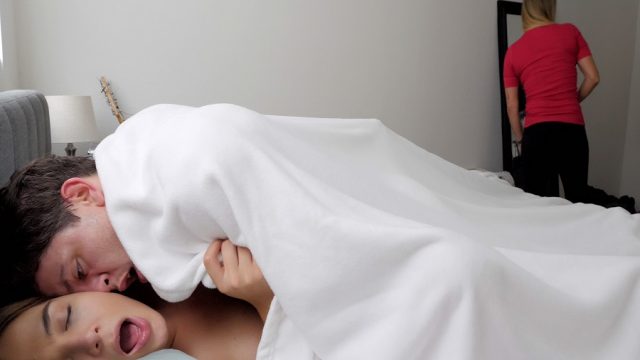 Kuzeninin Annesi Arkada Eşyaları Katlarken Oda Döşedi