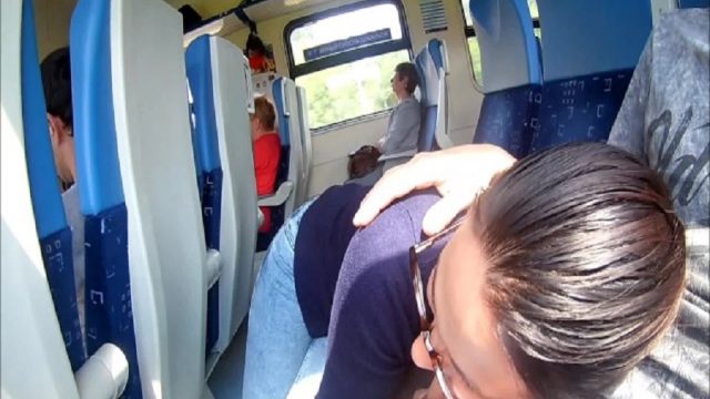 Trende Raydan Çıkan Çift Yolculukta Oral Sex Yaptı