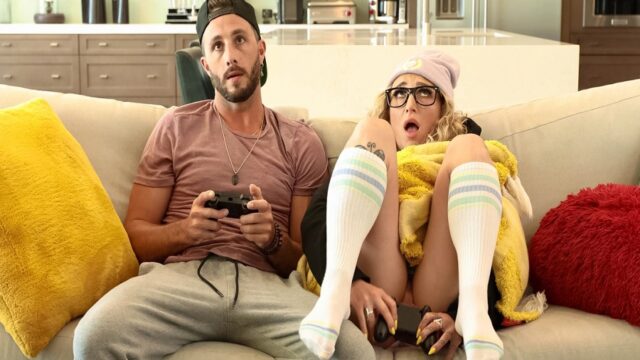 Oyun Kumandasının Titrediğini Gören Kız Oyundayken Kolu Amına Tuttu