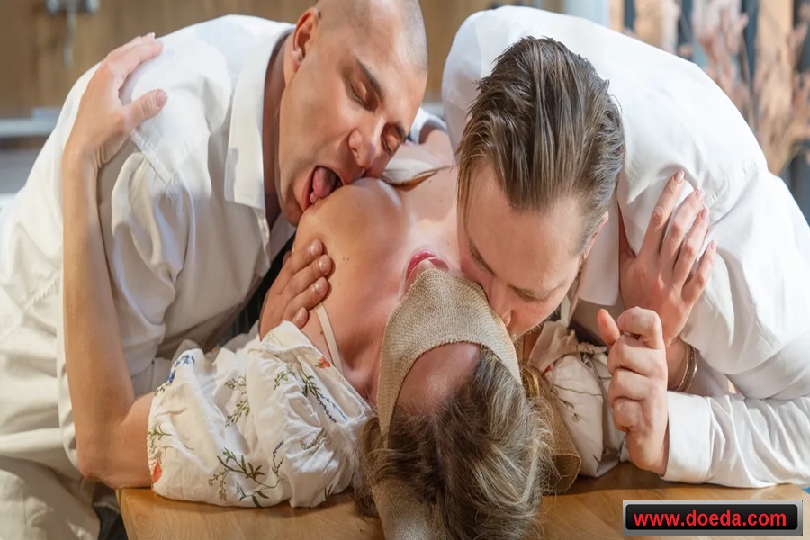 Emekliliğin Tadını Çıkaran Yaşlı Kadın İki Genç Tarafından Gençlik İksirine Maruz Bırakıldı