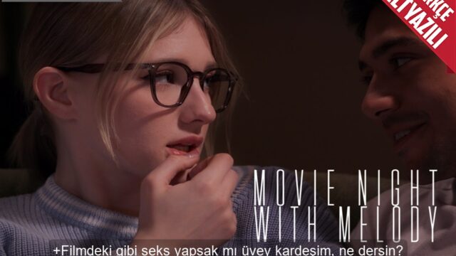 Film İzlerken Üvey Abinin Teklifini Kabul Etti Kimse Duymadan Kanepede İki Kere Boşalttı