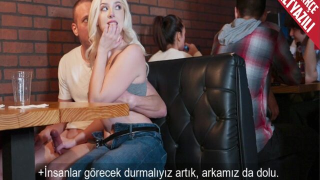 Kafede Eski Sevgilisini Gören Sarışın Şıllık Masada Otururken Bile Sikiyle Oynaştı