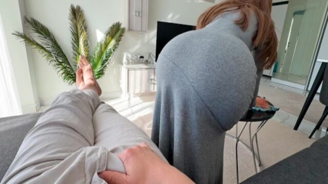 Temizlik Yaparken Önünde Eğilen Arkadaşının Annesi  Bakınca Sikinin Kalktığını Anladı